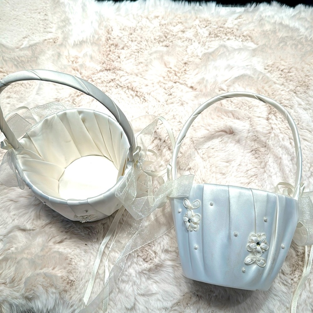 Bridal baskets in ivory satin with pearls and bows